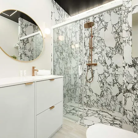 Stylish Air-conditioned With Balcony In By Renters